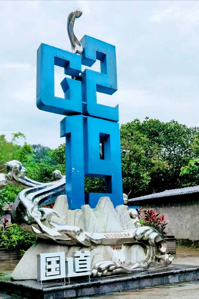 广西这座沿边、沿海、沿江的城市，一步横跨两国，10元直达越南！