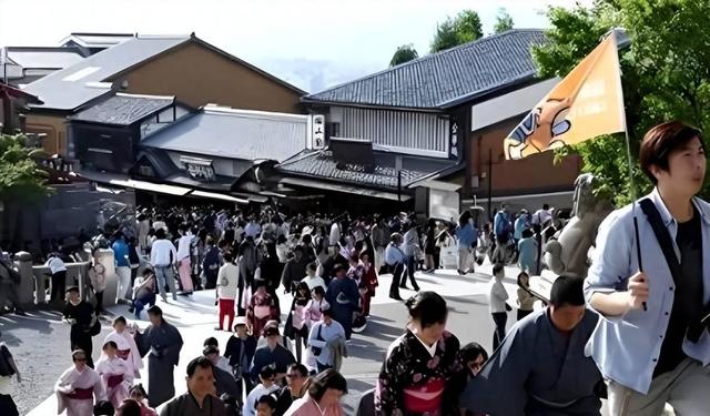 大量日本游客涌入北京，打着旅游幌子不去旅游不吃美食，为啥来？