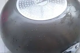 厨房炒菜锅底黑垢除不掉？教你一招，5分钟焕然一新！图片