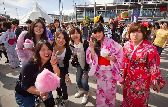 大量日本游客涌入北京，打着旅游幌子不去旅游不吃美食，为啥来？