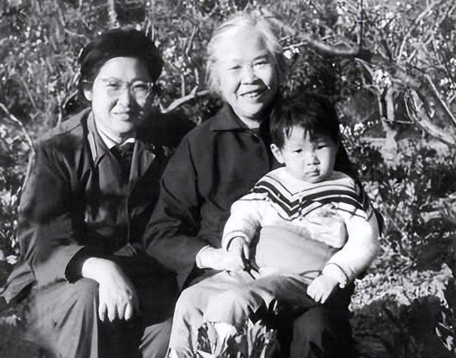 1959年，贺子珍在庐山的留影，这也是她最后一次见到毛主席