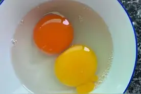 买了两家不同的土鸡蛋，蛋黄颜色居然不一样？图片