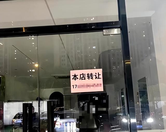 理发店一年倒闭30万家，不是缺客人不是电商冲击，而是自己作垮的