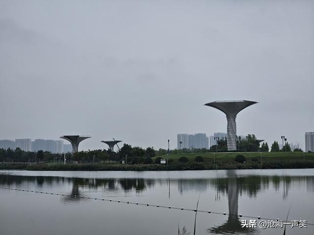 梅湖公园魅力，幽静的湖水，蜿蜒的小路，悠闲的人群，静静的河面