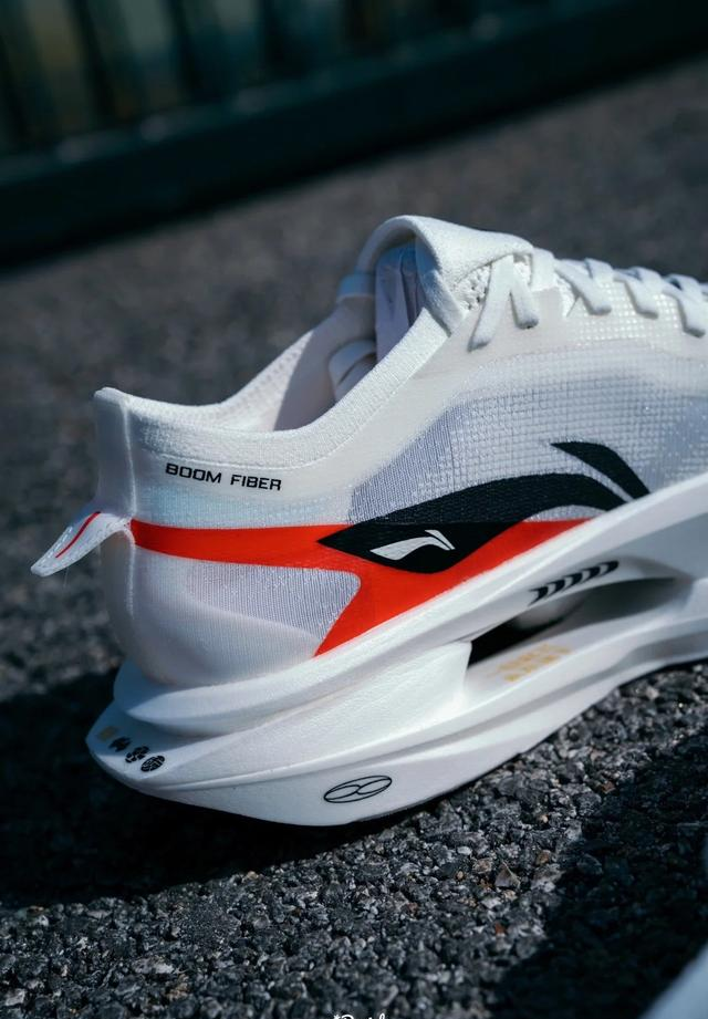 碾压耐克阿迪！今年卖最火的10双运动鞋，国货霸榜了！