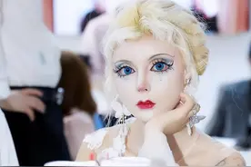 “真人芭比”迪丽拉：108刀整容，吃东西不敢张口，卸妆震惊众人图片