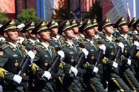 兵哥哥借用试衣间，穿军装走出一刻老板娘秒变花痴，前后表情亮了图片