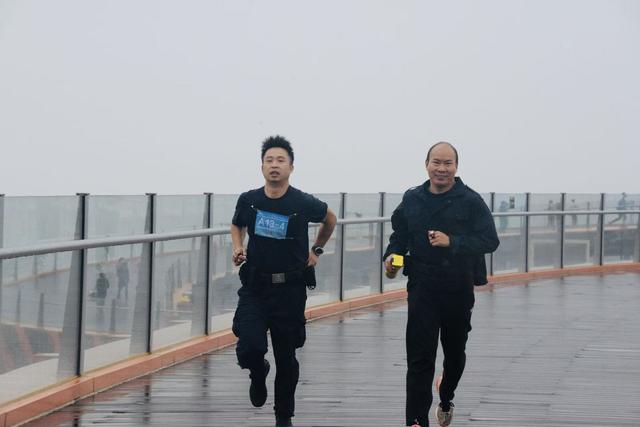 第二届成都市公安机关警察体育运动会登山救护比赛举办