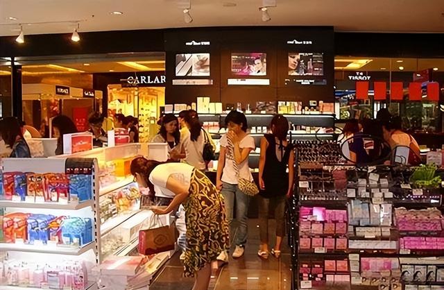 几乎全是假货！利润高达2400%，为何消费者还前赴后继争相购买？