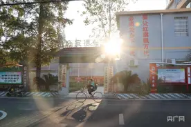 从“校长爸爸”变成“校长爷爷”，他让348个孩子有了家图片