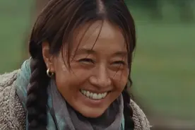 同是自毁形象演“村妇”，把马伊琍和海清放一起看，差距一目了然图片