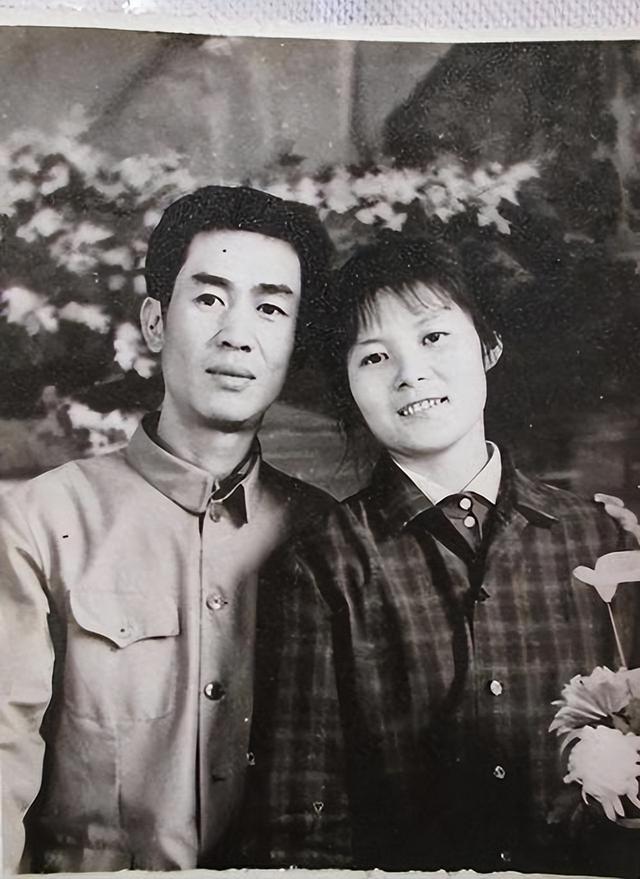 苏州夫妻 AA 制 36 年，妻子临终前递给儿子存折，取钱时他僵在银行