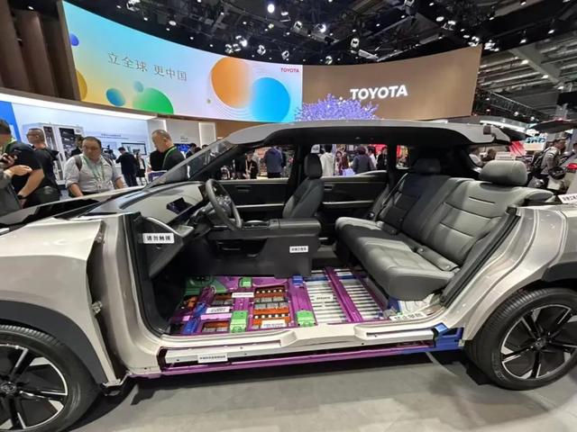 跨国车企齐聚进博会:从“参展”到“扎根”