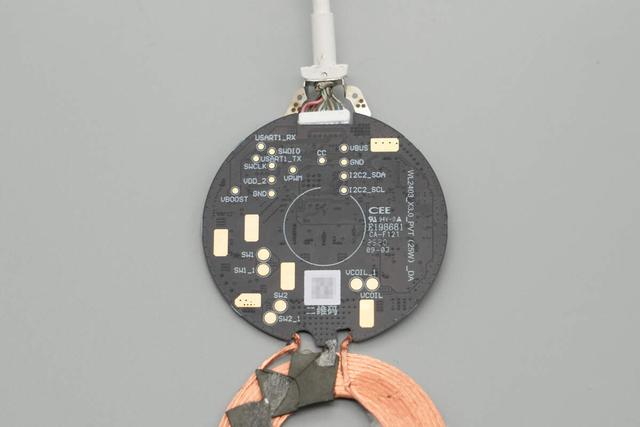 完美适配iPhone 17系列新机，谷歌25W Qi2.2磁吸无线充电器拆解