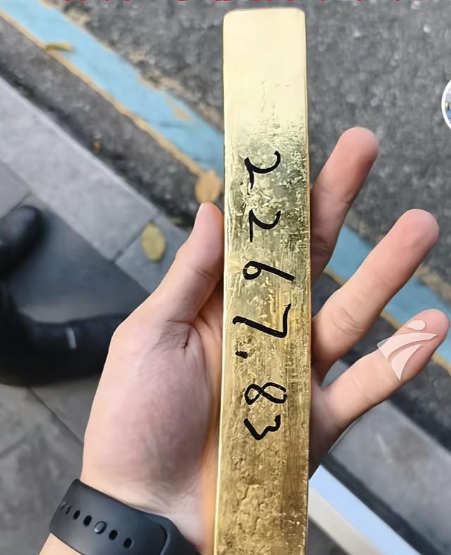 深圳一市民捡到2267.83克巨型金条，价值近200万元！