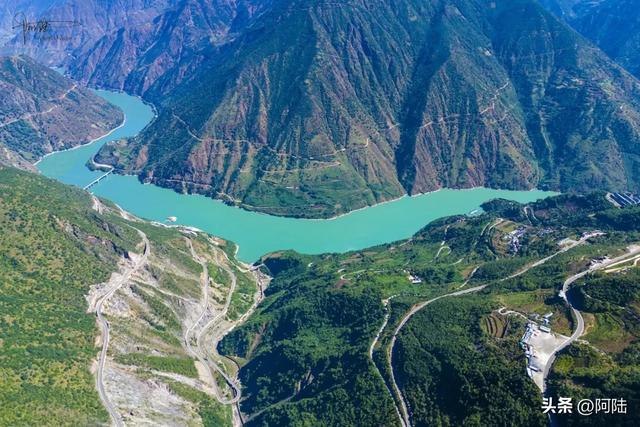 看丽宁十八弯未必要去观景台,我遇见个野生小土坡,视角也挺不错