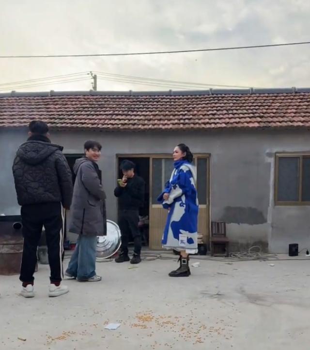 程莉莎陪郭晓东回村，和婆婆住破旧老房吃地瓜，穿3万元大衣喊冷