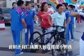 无法无天！少年摆摊被广场舞大妈打哭，民警无奈，网友：谁能管管图片