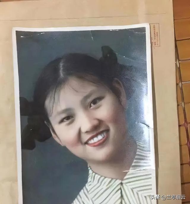 她23岁为国牺牲，初恋为其守墓终生未娶，弟弟苦寻64年在墓地恸哭