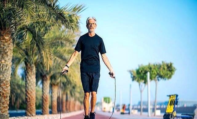 医生提倡：超过55岁的中老年人，宁可多走路，也别做这4个运动