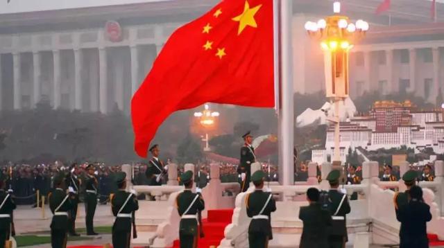 看完阅兵发现，天安门旗台下有台空调，哨兵又享受不到，给谁用？