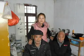 安徽光棍兄弟领养女婴，出息后父母想认，女儿最后如何选择？图片