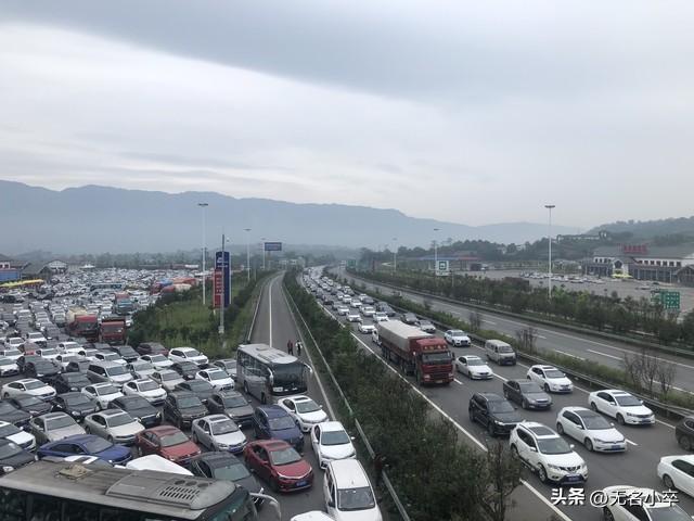 国庆中秋假期有多快？问问被堵在路上的，被返程的车流给震撼到了