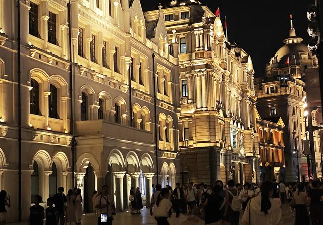 上海外滩近代建筑群夜景，让很多人停下了脚步！