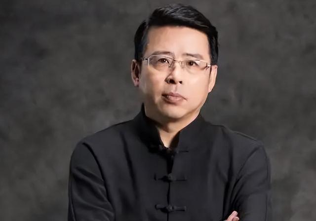 那个曾扬言让中国给全世界道歉，惨遭央视开除的阿丘，如今怎样了