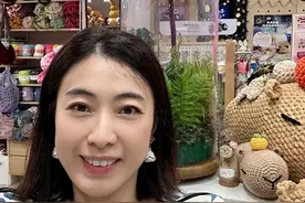 45岁甘比反而变漂亮了，700亿身家3个孩子，刘銮雄独宠，财气养人图片