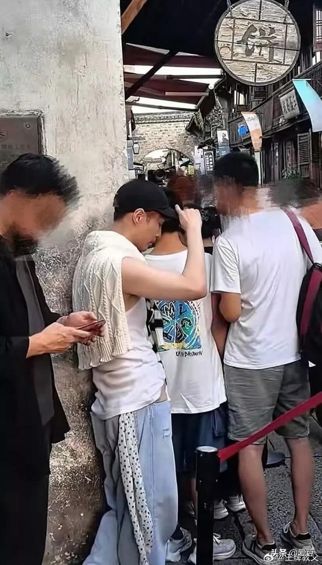 乌镇偶遇张艺兴排队买包子 又高又白，素颜也可以帅得太权威