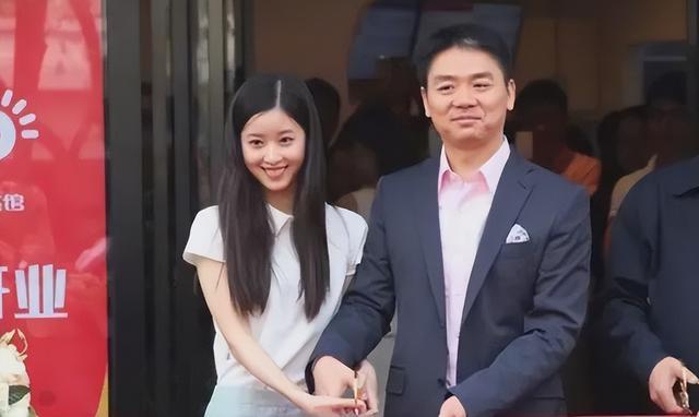 刘强东上千亿身家背后，儿子却是他一生的痛，感谢章泽天视如己出