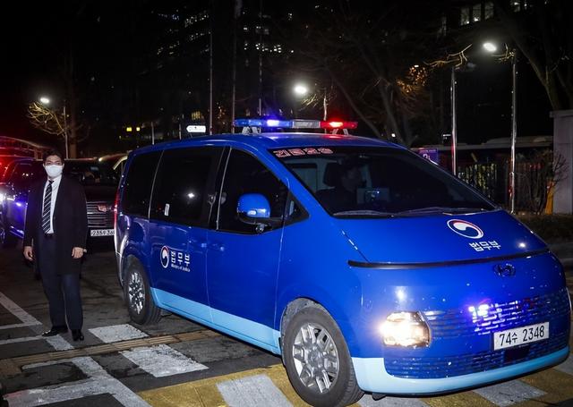 尹锡悦拒捕不顾颜面，不穿外衣在地上撒泼打滚，狱警拉都拉不走
