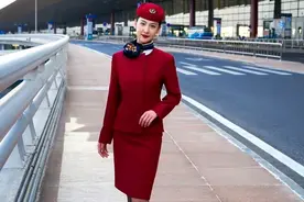 印尼空姐穿裤子引热议!网友：制服太酷了!比裙子还要好看!图片