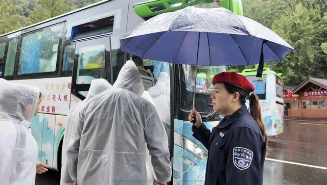 武当山：秋雨连绵游客热度不减 各部门雨中坚守暖心服务