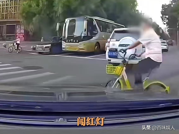 00后开车撞人后续，已被刑事拘留，账号身份曝光，是本地摄影师
