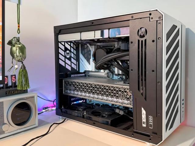 实用小机箱，便携还能装！机械大师C34Pro+Z890吹雪+9070XT装机