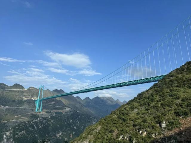 “横竖都是世界第一”的花江峡谷大桥成顶流景点，国庆假期车辆已约满，文旅局：每天游客过万，建议错峰前来