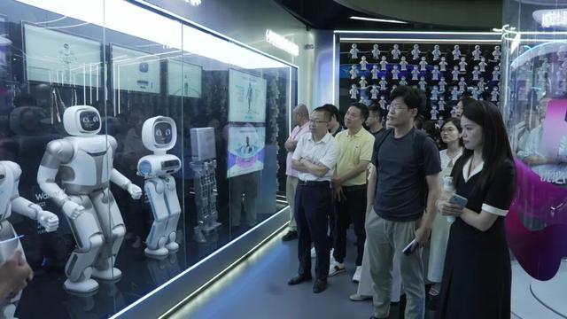 鹏华基本面投资之美|走进优必选用投资链接"人"与"机器人"