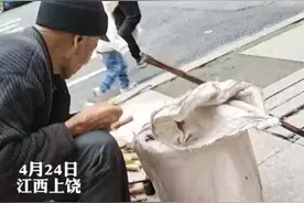 江西85岁老人卖笋一天仅8元，却被收10元地摊费，官方通报来了。图片