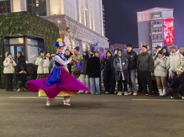 延吉网红墙下年味足，快闪演出精彩继续