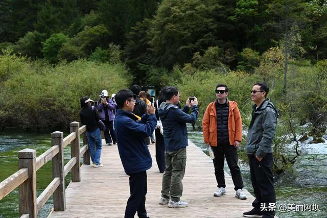 九寨沟国庆迎客流高峰 新交通网络激活金秋旅游市场