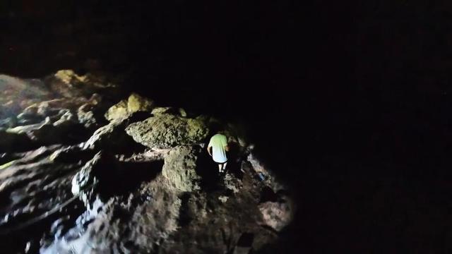 重庆綦江大山深处发现岩洞人家，几代人逍遥自在生活近百年