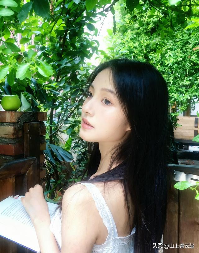 北京校花，颜值惊为天人 这堪称上帝吻过的容颜 美的发光！