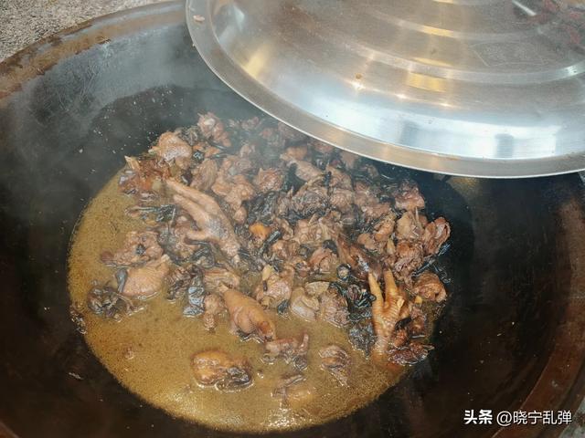 东北避暑游长白山站 山上雨大雾大人发抖 天池就是一个美丽的传说