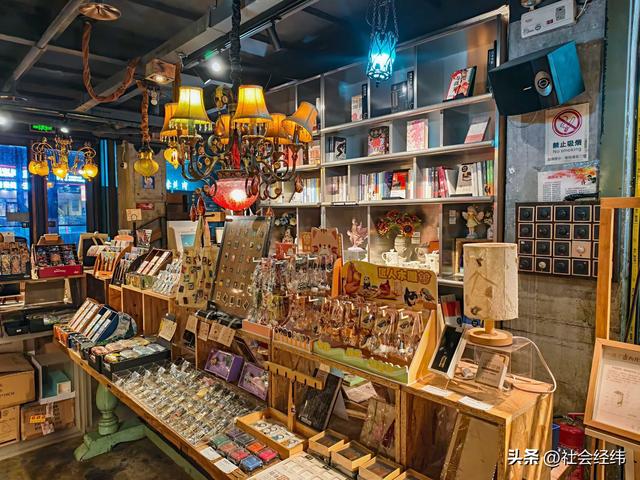 探秘中山路 286 号！奇点书集：双层秘境，多元业态焕文艺