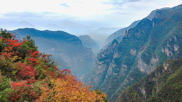 一江碧水，两岸红叶，静看三峡绚丽之秋