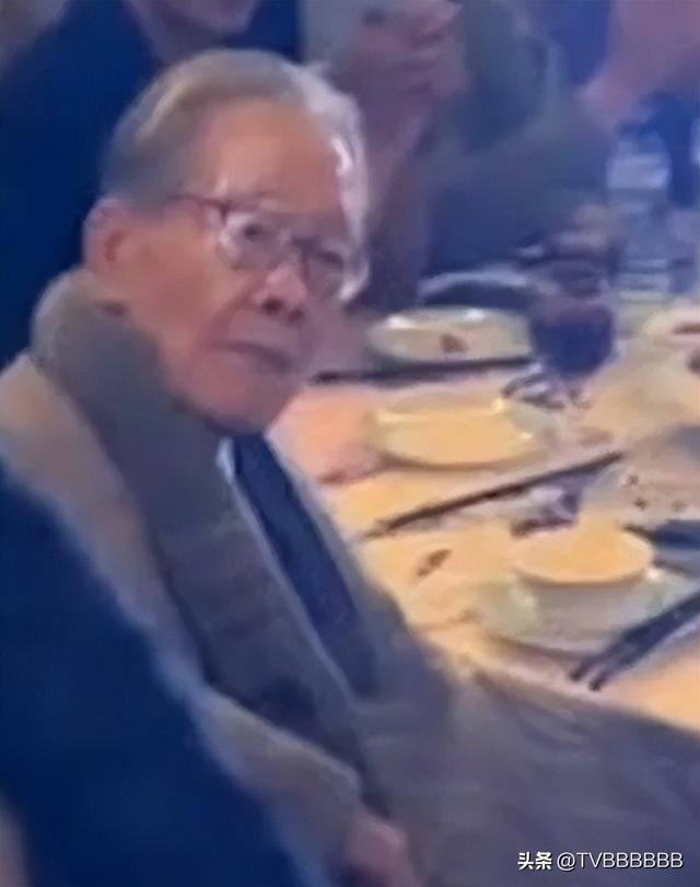 向府治丧！向太陈岚与儿子向佐悲痛致祭，大批反黑组警员现场戒备