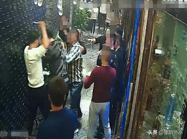 杀人凶手凭空消失，警方追凶20年后才知，他藏在“最安全的地方”