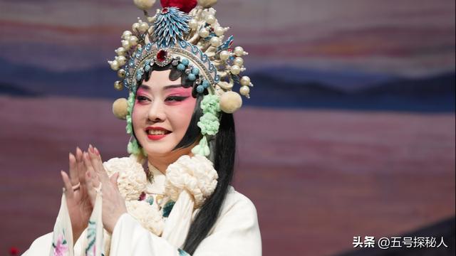 至今未婚未育，身边却有男人陪了近27年!59岁的李胜素才是真清醒